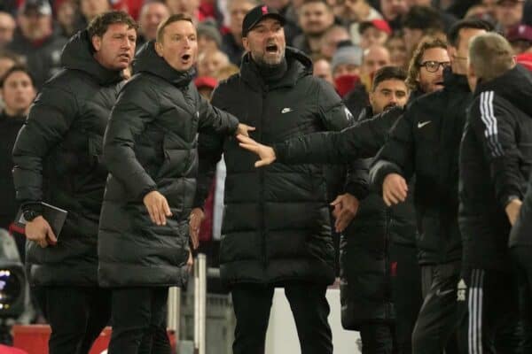 2H75E0T Liverpool, England, 20th November 2021. Jurgen Klopp manager of Liverpool and Mikel Arteta manager of Arsenal disagree and are kept apart during the Premier League match at Anfield, Liverpool. Picture credit should read: Andrew Yates / Sportimage