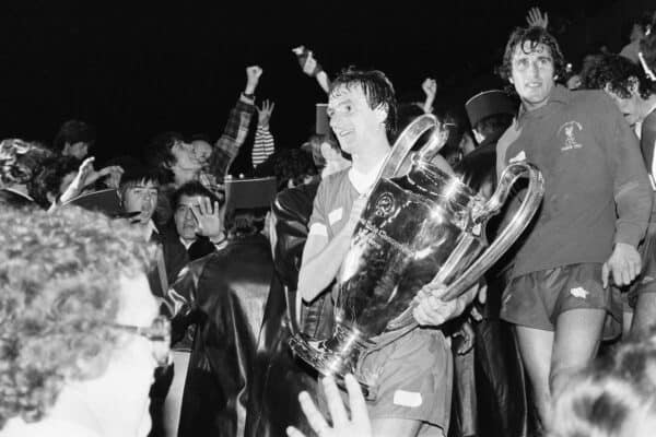 1981 European Cup Final, Paris - Phil Thompson with the trophy (Trinity Mirror / Mirrorpix / Alamy Stock Photo)