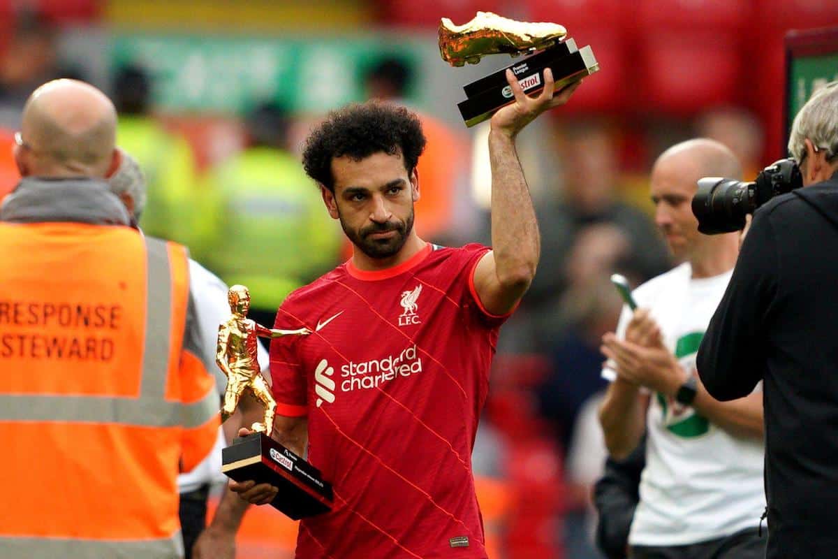 2J9CMB7 Liverpool's Mohamed Salah holds up the Premier League Golden boot award after the Premier League match at Anfield, Liverpool. Picture date: Sunday May 22, 2022.