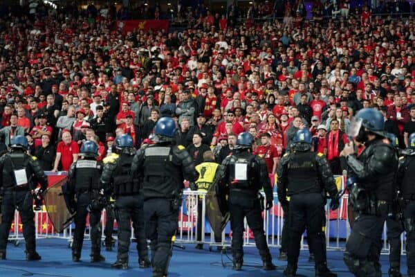 2JA8DT3 Politie volgt fans tijdens de UEFA Champions League-finale in het Stade de France, Parijs.  Fotodatum: zaterdag 28 mei 2022.