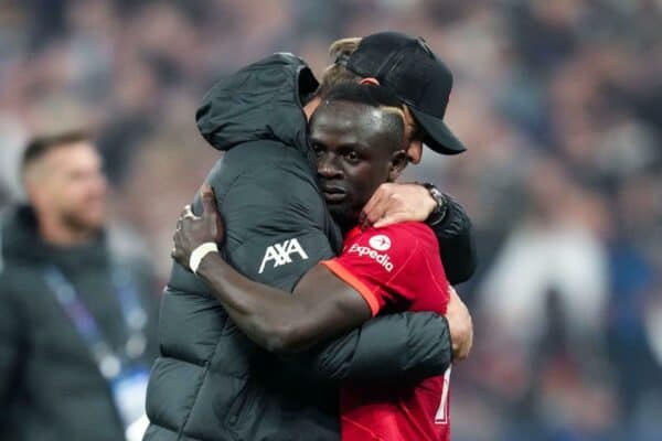 2JA8E6W Liverpool manager Jurgen Klopp consoles Sadio Mane after losing the UEFA Champions League Final at the Stade de France, Paris. Picture date: Saturday May 28, 2022.