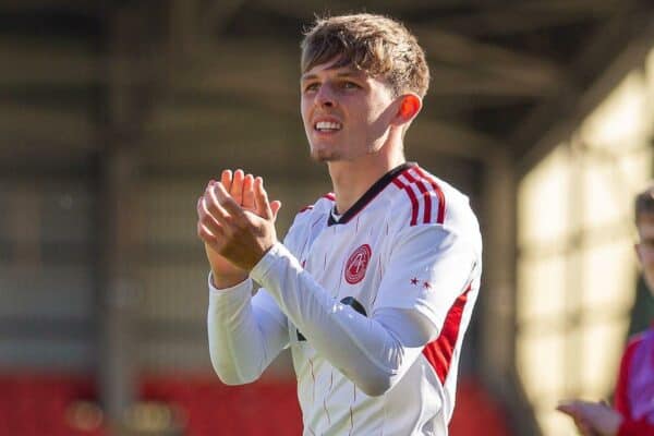 2JPW2NM McDiarmid Park, Perth, Reino Unido.  20 de agosto de 2022. Fútbol de la primera liga escocesa, St Johnstone versus Aberdeen: Leighton Clarkson de Aberdeen aplaude a los fans crédito: Además de los deportes de acción/Alamy Live News