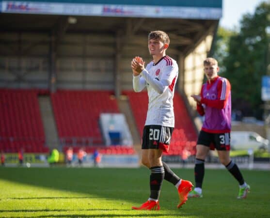 2JPW2NM McDiarmid Park, Perth, UK. 20th Aug, 2022. Scottish premier league football, St Johnstone versus Aberdeen: Leighton Clarkson of Aberdeen applauds the fans Credit: Action Plus Sports/Alamy Live News