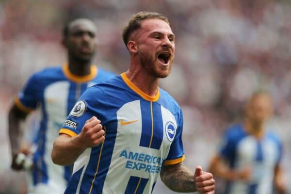 2JR1RT4 Estadio de Londres, Londres, Reino Unido.  21 de agosto de 2022. Fútbol de la Premier League West Ham versus Brighton y Hove Albion: Alexis Mac Allister de Brighton & Hove Albion celebra después de marcar su primer gol en el minuto 22 de una pena para hacerlo 0-1 crédito: Action Plus Sports/ Noticias en vivo de Alamy