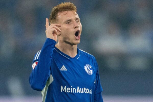 2K0PA8H Gelsenkirchen, Germany. 10th Sep, 2022. Soccer: Bundesliga, FC Schalke 04 - VfL Bochum, Matchday 6, Veltins Arena: Schalke's Sepp van den Berg gives instructions. Credit: David Inderlied/dpa - IMPORTANT NOTE: In accordance with the requirements of the DFL Deutsche FuBball Liga and the DFB Deutscher FuBball-Bund, it is prohibited to use or have used photographs taken in the stadium and/or of the match in the form of sequence pictures and/or video-like photo series./dpa/Alamy Live News