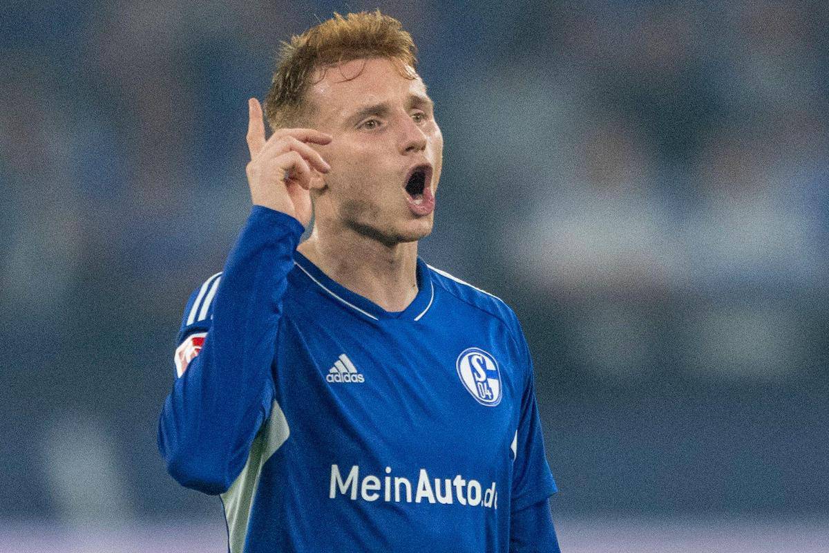 Gelsenkirchen, Germany. 10th Sep, 2022. Soccer: Bundesliga, FC Schalke 04 – VfL Bochum, Matchday 6, Veltins Arena: Schalke’s Sepp van den Berg gives instructions. Credit: David Inderlied/dpa – IMPORTANT NOTE: In accordance with the requirements of the DFL