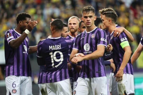 2RWXXWW Toulouse's Thijs Dallinga, center right, celebrates with teammates after scoring his sides first goal during the Europa League Group E soccer match between Union St. Gilloise and Toulouse at the Anderlecht stadium in Brussels, Thursday, Sept. 21, 2023. (AP Photo/Geert Vanden Wijngaert)