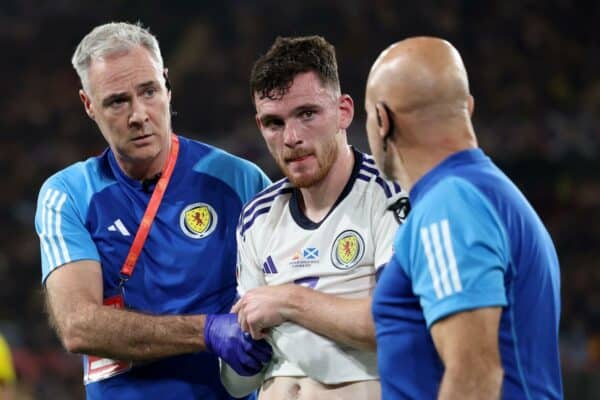 El jugador escocés de 2T1ACMA, Andrew Robertson, recibe ayuda desde el campo después de sufrir una lesión en el brazo durante su partido del Grupo D de clasificación para la Eurocopa 2024 en La Cartuja de Sevilla, España.  Fecha de la foto: jueves 12 de octubre de 2023.