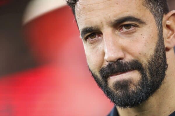 2T6YXJ1 Lisbon, 12/11/2023 - Sport Lisboa e Benfica hosted Sporting Clube de Portugal this evening at the Estadio da Luz in Lisbon, in a game counting for the eleventh round of the Primeira Liga 2023/24. Ruben Amorim (Pedro Rocha / Global Imagens) Credit: Susana Jorge/Alamy Live News