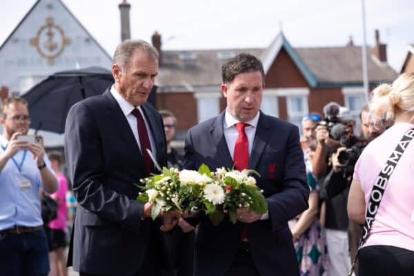 Die ehemaligen Liverpool-Spieler Phil Thompson (links) und Robbie Fowler legen Blumen in der Nähe des Tatorts in der Hart Street in Southport nieder, wo am Montag bei einem Auftritt von Taylor Swift in einer Tanzschule drei Kinder starben und acht verletzt wurden. Ein 17-jähriger Junge aus Banks, Lancashire, wurde wegen des Vorfalls wegen Mordes und versuchten Mordes festgenommen. Aufnahmedatum: Dienstag, 30. Juli 2024.