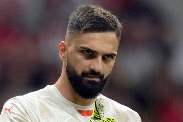 2Y4DEWH Madrid, Spain. 15th Sep, 2024. Giorgi Mamardashvili of Valencia CF during the La Liga EA Sports match between Atletico de Madrid and Valencia CF played at Civitas Metropolitano Stadium on 15 Sep, 2024 in Madrid, Spain. (Photo by Juan Perez/PRESSINPHOTO) Credit: PRESSINPHOTO SPORTS AGENCY/Alamy Live News