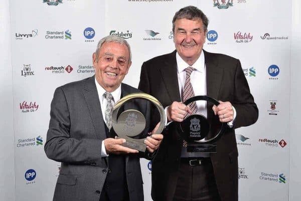 LIVERPOOL, ENGLAND – 19. MAI: (DIE SONNE HERAUS, DIE SONNE AM SONNTAG HERAUS) Ian St John und Ron Yeats, ehemalige Spieler von Liverpool, posieren für ein Foto, nachdem sie den Lifetime Achievement Award während der Liverpool Player of the Year Awards am 19. Mai 2015 in Liverpool, England, gewonnen haben. (Foto von Andrew Powell/Liverpool FC über Getty Images) *** Lokale Bildunterschrift *** Ian St John; Ron Yeats