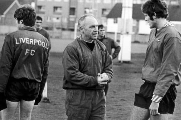 El director del Liverpool, Bill Shankly, hablando con John Toshack durante una sesión de entrenamiento en Melwood.  24 de marzo de 1974. (Trinity Mirror / Mirrorpix / Alamy Stock Photo)