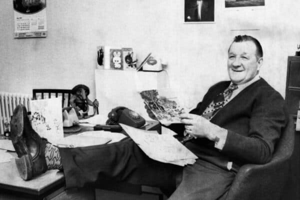 ET4CYH May 1976. Liverpool manager Bob Paisley looking relaxed with his leg on the desk as he reads greetings card in his office at Anfield. (Trinity Mirror / Mirrorpix / Alamy Stock Photo)