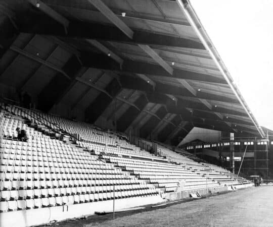 ET4DW6 Anfield football stadium in Anfield, Liverpool, Merseyside, the home of Liverpool F.C. since their formation in 1892. Workmen putting the finishing touches to the new Kemlyn Road stand. The front row tip-up seats give a pitch-level eye view of the game. 24th July 1963 (Trinity Mirror / Mirrorpix / Alamy Stock Photo)