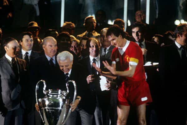 1981 European Cup Final, Paris - Phil Thompson with the trophy (Trinity Mirror / Mirrorpix / Alamy Stock Photo)