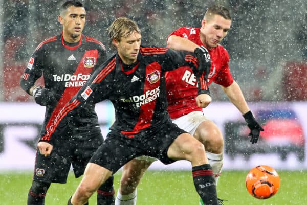 05.12.2010,  BayArena, Leverkusen, GER, 1. FBL, Bayer Leverkusen vs 1. FC Koeln, 15. Spieltag, im Bild: Simon Rolfes (Leverkusen #6) gegen Lukas Podolski (Koeln #10) (re.)  EXPA Pictures © 2010, PhotoCredit: EXPA/ nph/  Mueller       ****** out ouf GER ******