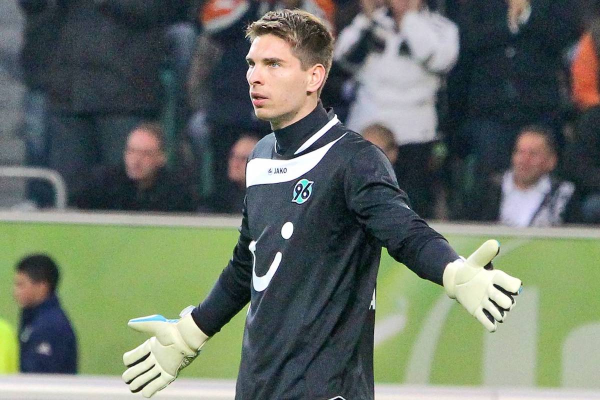 19.11.2011, Volkswagen Arena, Wolfsburg, GER, 1.FBL, VFL Wolfsburg vs Hannover 96, im Bild TW Ron-Robert Zieler #1 von Han96. // during the match from GER, 1.FBL,VFL Wolfsburg vs Hannover 96 on 2011/11/19, Volkswagen Arena, Wolfsburg, Germany..EXPA Pictures © 2011, PhotoCredit: EXPA/ nph/ Rust..***** ATTENTION - OUT OF GER, CRO *****