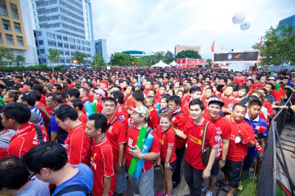 BANGKOK, THAILAND - Wednesday, July 22, 2009: Thai Liverpool supporters before the preseason friendly match against Thailand at the Rajamangala Stadium. (Pic by David Rawcliffe/Propaganda)