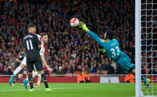 LONDON, ENGLAND - Monday, August 24, 2015: Liverpool's Philippe Coutinho Correia [hidden] hits the post as Arsenal's goalkeeper Petr Cech looks on helplessly during the Premier League match at the Emirates Stadium. (Pic by David Rawcliffe/Propaganda)