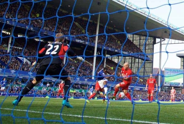 LIVERPOOL, ENGLAND - Sunday, October 4, 2015: Everton's Romelu Lukaku scores the first equalising goal against Liverpool during the Premier League match at Goodison Park, the 225th Merseyside Derby. (Pic by David Rawcliffe/Propaganda)