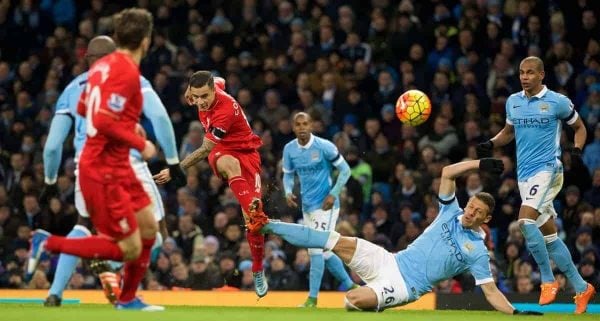 MANCHESTER, ENGLAND - Saturday, November 21, 2015: Liverpool's Philippe Coutinho Correia in action against Manchester City's Martin Demichelis during the Premier League match at the City of Manchester Stadium. (Pic by Lexie Lin/Propaganda)