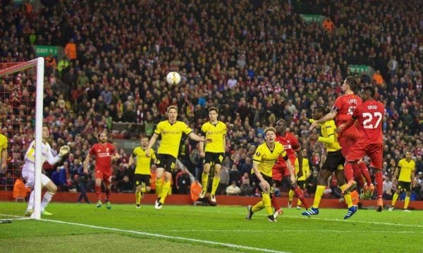 LIVERPOOL, INGLATERRA - Jueves, 14 de abril de 2016: Dejan Lovren del Liverpool anota un dramático tiempo de descuento al ganar el cuarto gol para sellar una victoria por 4-3 (5-4 global) sobre el Borussia Dortmund durante el partido de vuelta de los cuartos de final de la UEFA Europa League en Anfield.  (Foto de David Rawcliffe/Propaganda)