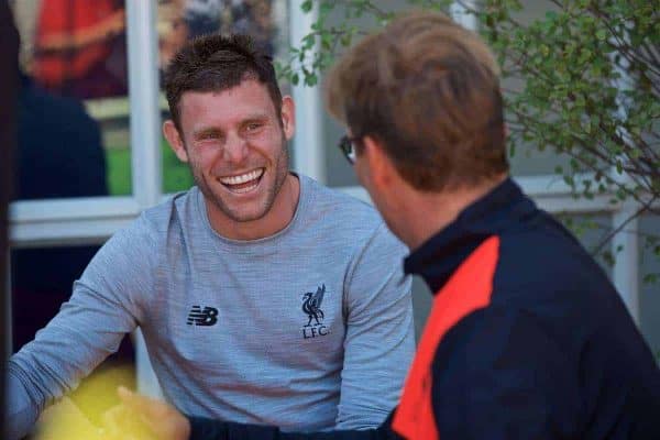 SAN FRANCISCO, EE. UU. - Jueves, 21 de julio de 2016: James Milner del Liverpool conversa con el técnico Jürgen Klopp y el equipo toma un crucero a la isla de Alcatraz desde el muelle 33 para visitar la prisión en el primer día de la gira de pretemporada de EE. UU. del club.  (Foto de David Rawcliffe/Propaganda)