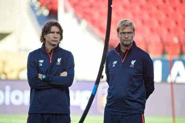 SANTA CLARA, États-Unis - Vendredi 29 juillet 2016 : Zeljko Buvac, directeur adjoint de Liverpool, et Jürgen Klopp, directeur adjoint de Liverpool, lors d'une séance d'entraînement avant le match de l'International Champions Cup 2016 contre l'AC Milan lors de la neuvième journée de la tournée de pré-saison du club aux États-Unis au Levi's Stade.  (Photo de David Rawcliffe/Propagande)