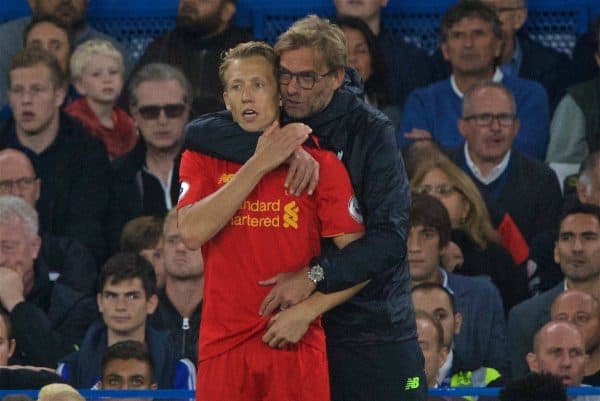 LONDON, ENGLAND - Friday, September 16, 2016: Liverpool's manager Jürgen Klopp hugs substitute Lucas Leiva during the Premier League match against Chelsea at Stamford Bridge. (Pic by Xiaoxuan Lin/Propaganda)