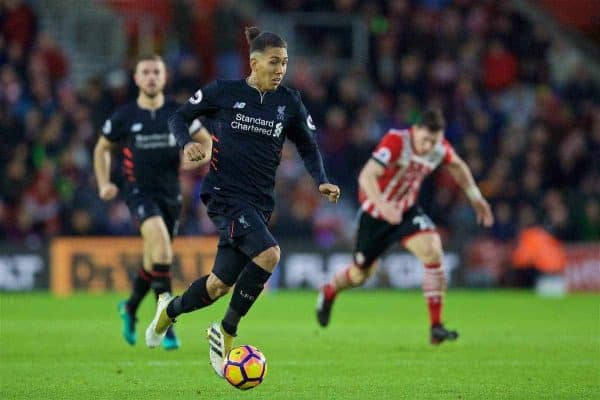 SOUTHAMPTON, ENGLAND - Saturday, November 19, 2016: Liverpool's Roberto Firmino in action against Southampton during the FA Premier League match at St. Mary's Stadium. (Pic by David Rawcliffe/Propaganda)
