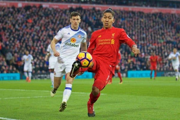 LIVERPOOL, ENGLAND - Saturday, November 26, 2016: Liverpool's Roberto Firmino in action against Sunderland during the FA Premier League match at Anfield. (Pic by David Rawcliffe/Propaganda)