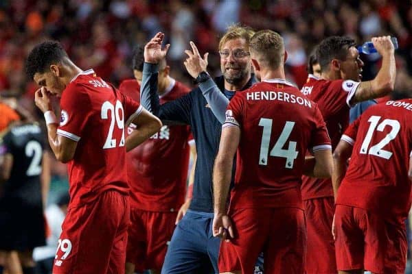 HONG KONG, CHINA - Saturday, July 22, 2017: Liverpool's manager Jürgen Klopp speaks with captain Jordan Henderson during a water break during the Premier League Asia Trophy final match between Liverpool and Leicester City at the Hong Kong International Stadium. (Pic by David Rawcliffe/Propaganda)