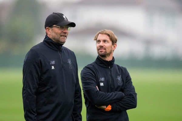 Liverpool, Inglaterra - Lunes, 25 de septiembre de 2017: El entrenador del Liverpool, Jurgen Klopp, y el jefe de fitness y acondicionamiento, Andreas Kornmeier, durante el entrenamiento en el campo de entrenamiento de Melwood antes del partido del Grupo E de la Liga de Campeones de la UEFA contra el FC Spartak de Moscú.  (Foto de Paul Greenwood/propaganda)