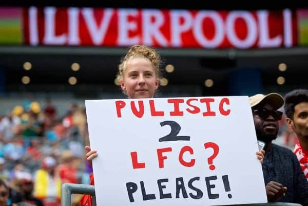 CHARLOTTE, USA - Sonntag, 22. Juli 2018: Ein Liverpool-Fan hält ein Schild "Pulisic 2 LFC?  bitte" Während des Vorbereitungsspiels im International Champions Cup zwischen Borussia Dortmund und Liverpool im Bank of America Stadium.  (Bild David Rawcliffe/Werbung)