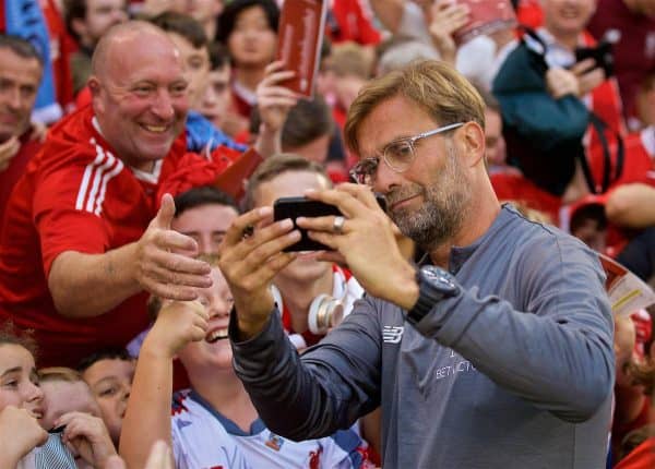 DUBLIN, REPUBLIC OF IRELAND - Saturday, August 4, 2018: Liverpool manager Jürgen Klopp poses for a selfie with supporters after the preseason friendly match between SSC Napoli and Liverpool FC at Landsdowne Road. (Pic by David Rawcliffe/Propaganda)