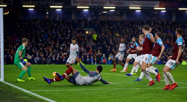 BURNLEY, ENGLAND - Wednesday, December 5, 2018: Liverpool's Virgil van Dijk sets-up Roberto Firmino for the second goal during the FA Premier League match between Burnley FC and Liverpool FC at Turf Moor. (Pic by David Rawcliffe/Propaganda)