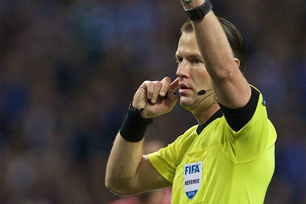 PORTO, PORTUGAL - Wednesday, April 17, 2019: Referee Danny Makkelie consults VAR during the UEFA Champions League Quarter-Final 2nd Leg match between FC Porto and Liverpool FC at Est·dio do Drag„o. (Pic by David Rawcliffe/Propaganda)