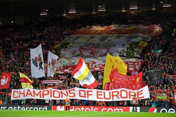 LIVERPOOL, ANGLETERRE - Mercredi 2 octobre 2019: supporters de Liverpool sur le Spion Kop avec une bannière "Champions d'Europe" au cours de l'UEFA Champions League Groupe E match entre Liverpool FC et le FC Salzburg à Anfield.  (Photo par David Rawcliffe / Propagande)