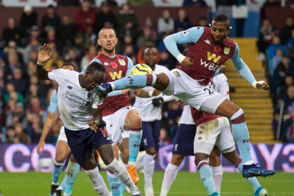 BIRMINGHAM, ENGLAND – Samstag, 2. November 2019: Liverpools Sadio Mané schießt in der Nachspielzeit beim FA Premier League-Spiel zwischen Aston Villa FC und Liverpool FC im Villa Park den entscheidenden zweiten Treffer.  Liverpool gewann 2:1.  (Bild von David Rawcliffe/Propaganda)