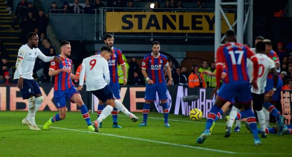 LONDON, ENGLAND - Saturday, November 23, 2019: Liverpool's Roberto Firmino scores the second goal during the FA Premier League match between Crystal Palace and Liverpool FC at Selhurst Park. (Pic by David Rawcliffe/Propaganda)