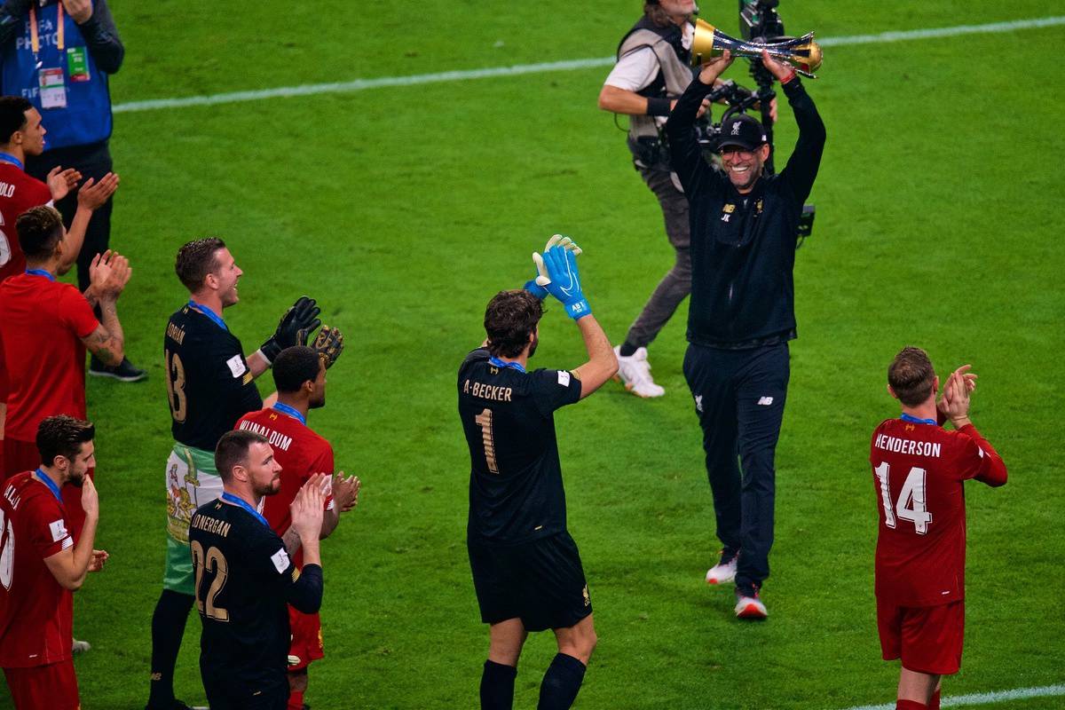 DOHA, QATAR - Saturday, December 21, 2019: Liverpool's manager Jürgen Klopp lifts FIFA Club World Cup trophy after the FIFA Club World Cup Qatar 2019 Final match between CR Flamengo and Liverpool FC at the Khalifa Stadium. Liverpool won 1-0. (Pic by Peter Powell/Propaganda)
