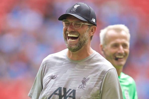 LONDON, ENGLAND - Sunday, August 4, 2019: Liverpool's manager Jürgen Klopp chats with referee Martin Atkinson during the pre-match warm-up before the FA Community Shield match between Manchester City FC and Liverpool FC at Wembley Stadium. (Pic by David Rawcliffe/Propaganda)