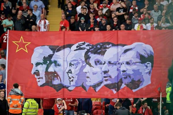 LIVERPOOL, INGLATERRA - Viernes, 9 de agosto de 2019: la pancarta de los seguidores del Liverpool con los ex entrenadores (LR) Bill Shankly, Bob Paisley, Joe Fagan, Kenny Dalglish, Rafael Benítez y el actual entrenador Jürgen Klopp durante el partido inaugural de la FA Premier League de la temporada entre el Liverpool FC y el Norwich City FC en Anfield.  (Foto de David Rawcliffe/Propaganda)