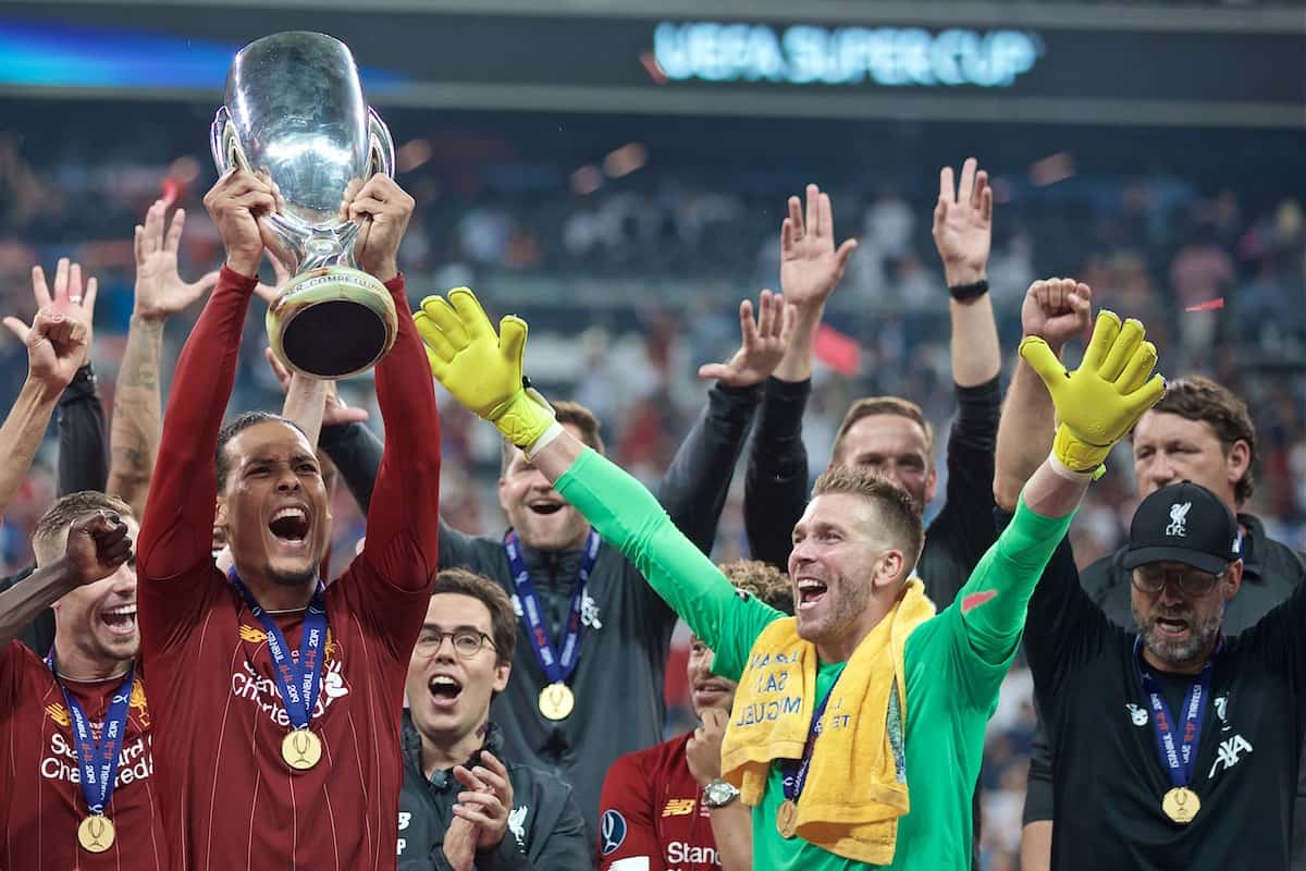 ISTANBUL, TURKEY - Wednesday, August 14, 2019: Liverpool's Virgil van Dijk lifts the trophy after winning the Super Cup after the UEFA Super Cup match between Liverpool FC and Chelsea FC at Besiktas Park. Liverpool won 5-4 on penalties after a 1-1 draw. (Pic by David Rawcliffe/Propaganda)