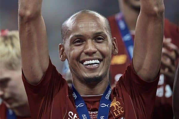 ISTANBUL, TÜRKEI – Mittwoch, 14. August 2019: Liverpools Fabio Henrique Tavares „Fabinho“ reckt den Pokal in die Höhe, nachdem er den Super Cup im UEFA-Super Cup-Spiel zwischen Liverpool FC und Chelsea FC im Besiktas Park gewonnen hat. Liverpool gewann nach einem 1:1-Unentschieden mit 5:4 im Elfmeterschießen. (Bild von David Rawcliffe/Propaganda)
