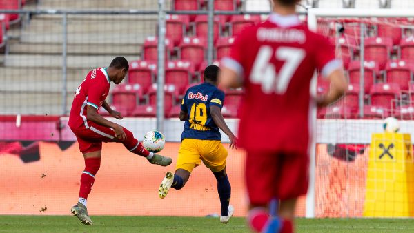 SALZBURG, AUSTRIA - Tuesday, August 25, 2020: Liverpool's Rhian Brewster scores the second goal during a preseason friendly match between FC Red Bull Salzburg and Liverpool FC at the Red Bull Arena. (Pic by Propaganda)