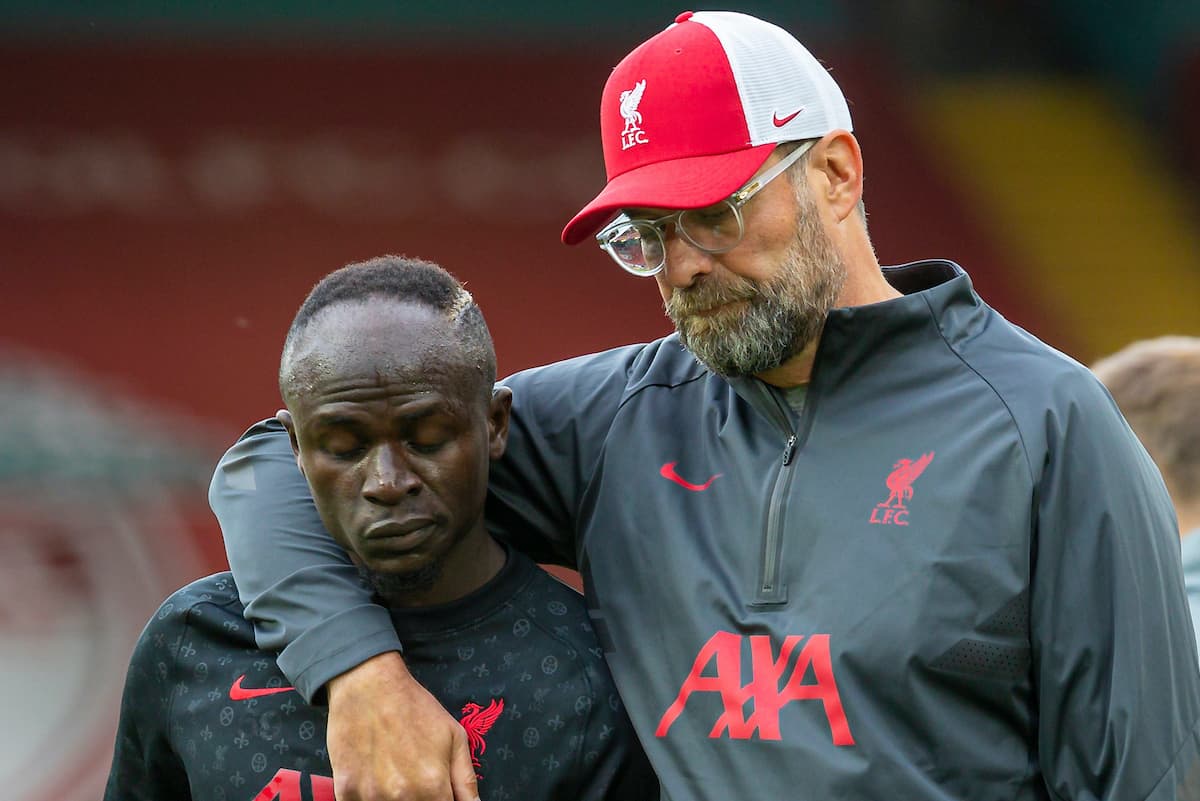 LIVERPOOL, ENGLAND - Saturday, September 12, 2020: Liverpool’s manager Jürgen Klopp (R) and Sadio Mané during the pre-match warm-up before the opening FA Premier League match between Liverpool FC and Leeds United FC at Anfield. The game was played behind closed doors due to the UK government’s social distancing laws during the Coronavirus COVID-19 Pandemic. (Pic by David Rawcliffe/Propaganda)