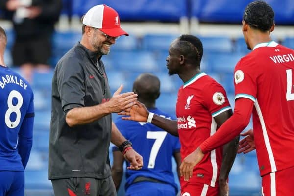 LONDON, ENGLAND - Sunday, September 20, 2020: Liverpool’s manager Jürgen Klopp shakes hands with goal-scorer Sadio Mané after the FA Premier League match between Chelsea FC and Liverpool FC at Stamford Bridge. The game was played behind closed doors due to the UK government’s social distancing laws during the Coronavirus COVID-19 Pandemic. (Pic by Propaganda)