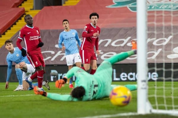 LIVERPOOL, ANGLETERRE - Dimanche 7 février 2021: Curtis Jones de Liverpool voit son tir s'élargir lors du match de la FA Premier League entre le Liverpool FC et le Manchester City FC à Anfield.  (Photo de David Rawcliffe/Propaganda)